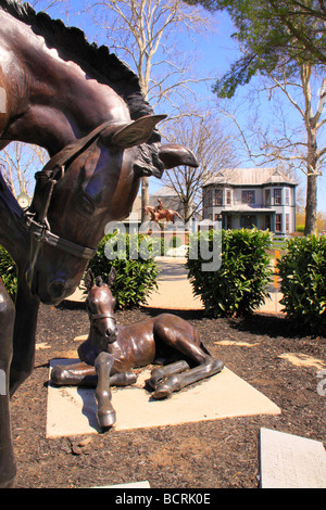 Mare e puledro scultura il Kentucky Horse Park Lexington Kentucky Foto Stock