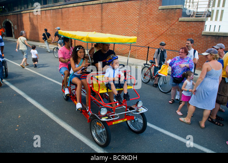 I visitatori di storica Governor s isola nel porto di New York godere di peddling intorno Foto Stock