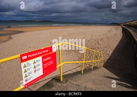 Guardando verso est lungo Portrush Oriente Strand su un giorno clooudy Foto Stock