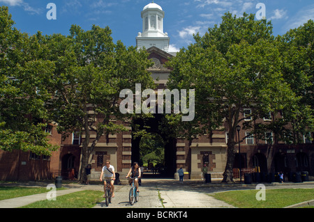 I visitatori di storica Governor s isola nel porto di New York sabato 18 luglio 2009 passato bicicletta Liggett Hall Foto Stock