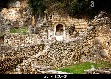 Bene dalla stoa per i pellegrini a Butrinto, Albania, un sito Patrimonio Mondiale dell'UNESCO Foto Stock