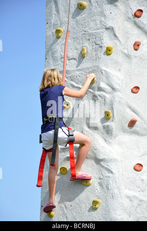 Ragazza salendo la roccia su una nave da crociera Foto Stock