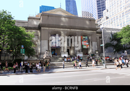 Il ramo principale della Biblioteca Pubblica di New York, E 42nd St, al Bryant Park di New York City Foto Stock