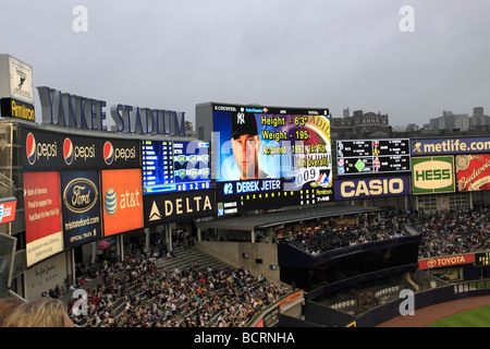 Il centro campo scoreboard e schermo video presso il nuovo Yankee Stadium Bronx New York STATI UNITI D'AMERICA Foto Stock