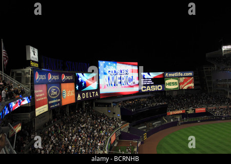 Il centro campo scoreboard e schermo video presso il nuovo Yankee Stadium Bronx NY USA Foto Stock