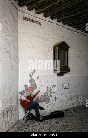 Il chitarrista spagnolo musicista di strada in Calle Juderia, Siviglia, Spagna Foto Stock