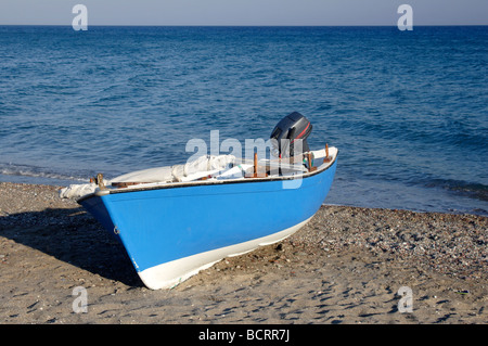 Piccola imbarcazione a motore sulla spiaggia di Lothiarika vicino Lardos, RODI, DODECANNESO, Grecia Foto Stock