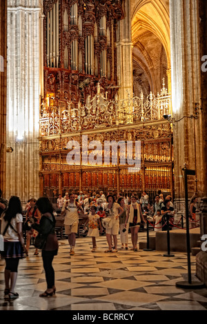 I turisti da organo e capilla mayor all'interno della Catedral de Sevilla, Sevilla, Spagna Foto Stock