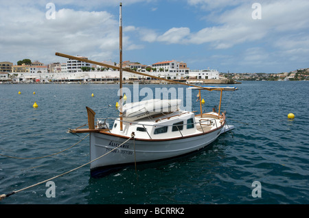 Una tradizionale barca da pesca ormeggiate nel porto di Calas Fonts vicino a Es Castell sull'isola delle Baleari di Menorca Foto Stock