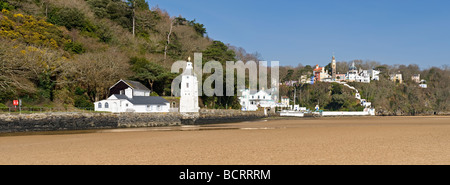 Villaggio di Portmeirion da Traeth Bach estuario, vicino a Porthmadog, Gyynedd, Galles del Nord, Regno Unito Foto Stock