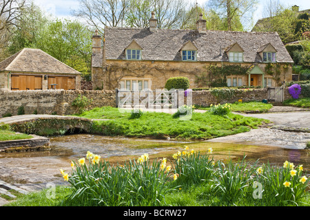 Cottage accanto al guado sul fiume occhio nel villaggio Costwold di Upper Slaughter, Gloucestershire Foto Stock