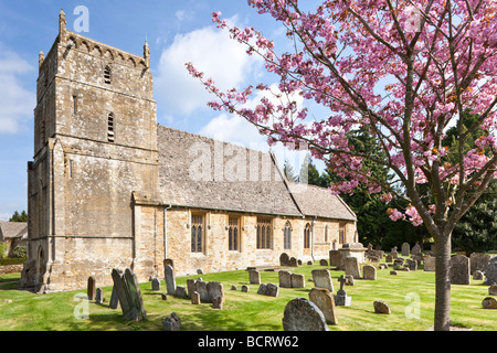 Primavera presso la chiesa di San Lorenzo nel villaggio Costwold di Wyck Rissington, Gloucestershire Foto Stock