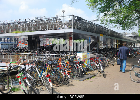 Biciclette parcheggiate in più piani parte bici in Amsterdam Foto Stock