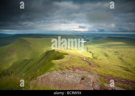 Vista dalla cima del Pen y Fan in Brecon Beacons guardando verso west calder serbatoio e Cribyn, Wales, Regno Unito Foto Stock