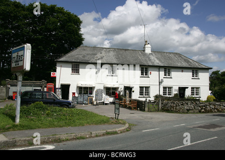 Villaggio di Postbridge, Inghilterra. Postbridge Post Office e memorizza sull'A3212 all'interno del Parco Nazionale di Dartmoor. Foto Stock