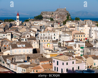 Vista sul centro storico della città vecchia di Corfu verso il vecchio castello sull'isola di Corfu in Grecia Foto Stock