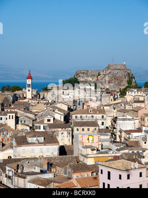 Vista sul centro storico della città vecchia di Corfu verso il vecchio castello sull'isola di Corfu in Grecia Foto Stock