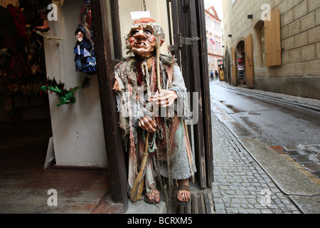 Una marionetta di un vecchio uomo al di fuori di un negozio a Praga Repubblica Ceca Foto Stock