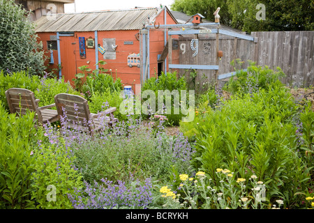 Whimsical giardino nel cortile con erbe commestibili sedie e tettoia rossa Amy Stewart s garden Foto Stock