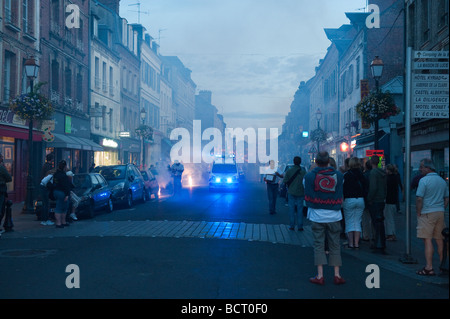 A tarda notte il giorno della Bastiglia festa nelle strade di Honfleur , France Foto Stock
