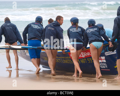 Gli equipaggi Surfboat lancia imbarcazione in mare campionati surfboat Watergate Bay Newquay Cornwall 2009 Foto Stock