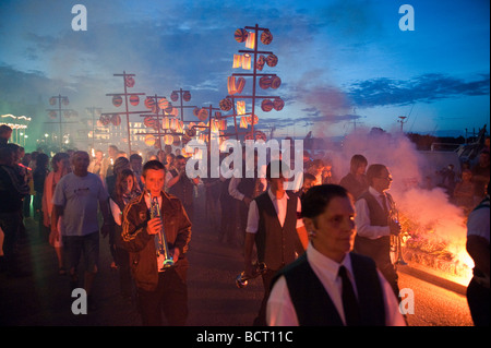 A tarda notte il giorno della Bastiglia festa nelle strade di Honfleur , France Foto Stock