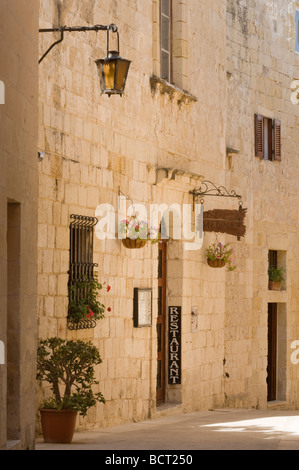 Vicolo stretto e ristorante Mdina Malta Foto Stock