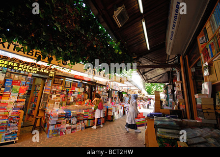 ISTANBUL, Turchia. Mercato del libro a Beyazit fine del Grand Bazaar (Kapali Carsi). 2009. Foto Stock
