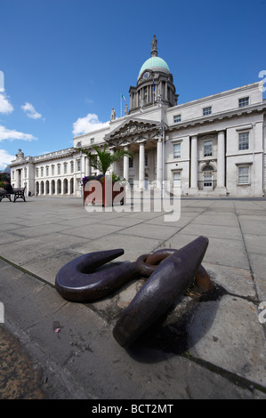 Custom House con ganci di grandi dimensioni in primo piano per la legatura barca alla Custom House Quay Dublino Irlanda Foto Stock