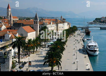 Riva waterfront di Trogir sulla costa dalmata della Croazia Foto Stock