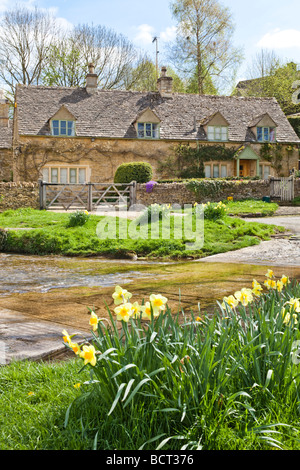 Cottage accanto al guado sul fiume occhio nel villaggio Costwold di Upper Slaughter, Gloucestershire Foto Stock