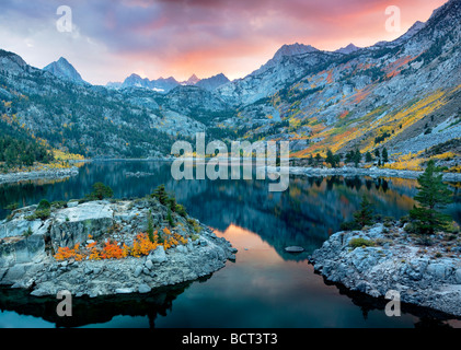 Il lago di Sabrina al tramonto con fall aspens colorati di Inyo National Forest in California Foto Stock