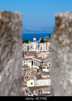 Vista sul centro storico della città vecchia di Corfu verso il vecchio castello sull'isola di Corfu in Grecia Foto Stock