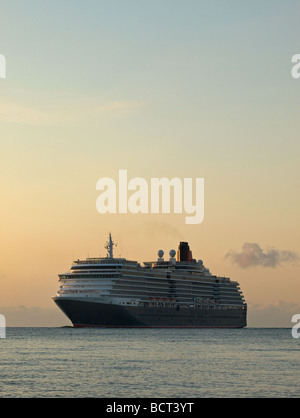 Cunard la regina Victoria arrivando a Southampton Regno Unito la mattina presto Foto Stock