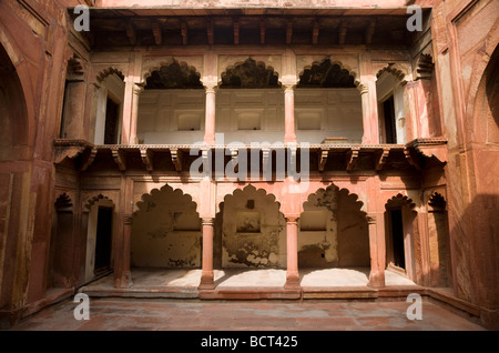 Il primo cortile dopo aver immesso Agra Red Fort dalla Amar Singh Gate. Agra. Uttar Pradesh, India. Foto Stock