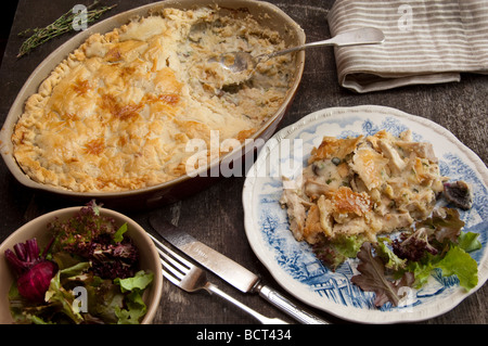 Pollo di funghi selvatici e salvia torta con grasso d'oca pasticceria Foto Stock