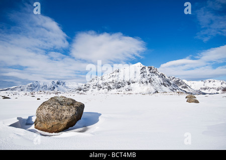 Justadtind picco di montagna sorge in distanza in inverno, vicino a Stamsund, Vestvågøy, Isole Lofoten in Norvegia Foto Stock