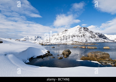 Justadtind picco di montagna sorge in distanza in inverno, vicino a Stamsund, Vestvågøy, Isole Lofoten in Norvegia Foto Stock