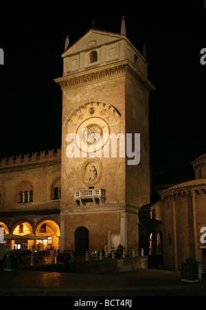 Mantova:orologio a torre in piazza Erbe . Foto Stock