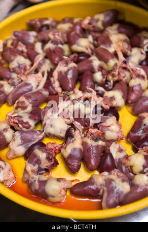 Cuori di pollo in vendita presso lo Street Food Market di Hanoi, Vietnam - dettaglio ravvicinato - un esempio dello strano o strano cibo mangiato dalle persone in giro per il Foto Stock