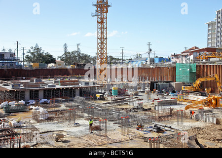 La costruzione del calcestruzzo e acciaio le fondamenta di un edificio highrise Foto Stock