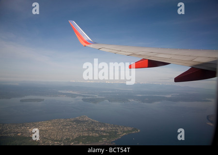 Vista aerea da Southwest Airlines aereo in fase di decollo dall'aeroporto SEATAC Affacciato sulla spiaggia di Alki e Puget Sound Seattle Foto Stock