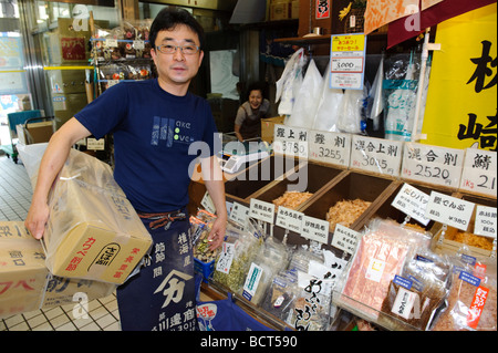 Kawabe Hiroyuki CEO di Kawabe Shoten katsuobushi shop, Tsukiji Tokyo Giappone, 23 luglio 2009. Foto Stock