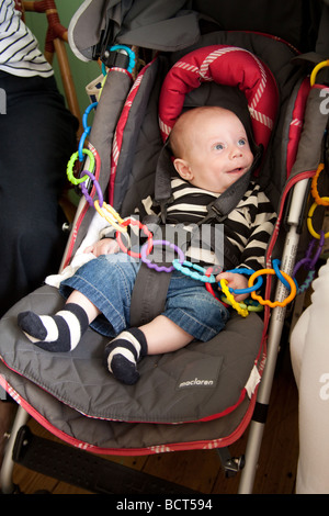 Due mesi di old boy in un passeggino, Londra, Inghilterra. Foto Stock