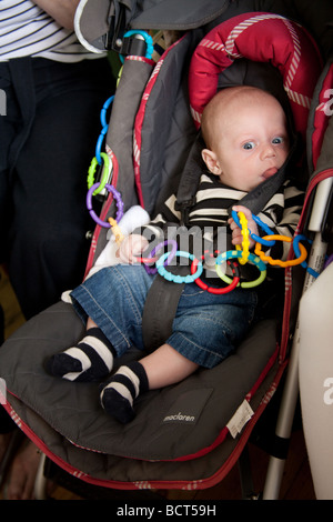 Due mesi di old boy in un passeggino, Londra, Inghilterra. Foto Stock