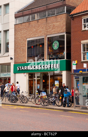 Un Starbucks Coffee shop store con le persone al di fuori in Norwich Norfolk Regno Unito Foto Stock