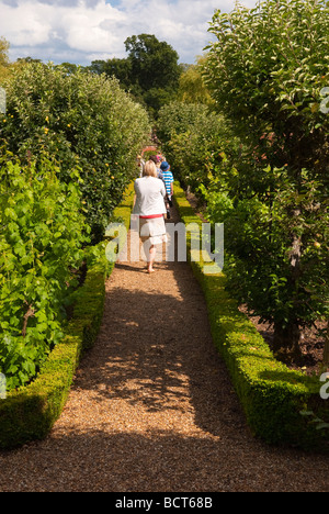 I visitatori su un giardino aperto giorno a Redisham Hall in Suffolk REGNO UNITO Foto Stock