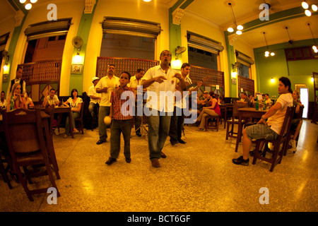 Ballerini di salsa in bar cubano a l'Avana, Cuba Foto Stock