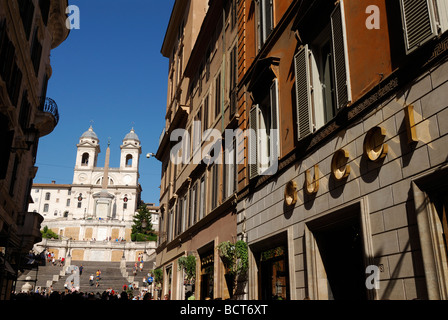 Roma Italia il quartiere alla moda di strada per lo shopping di via dei Condotti e la chiesa di Trinità dei Monti in Piazza di Spagna Foto Stock
