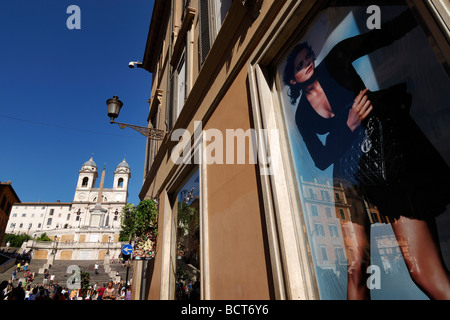 Roma Italia il quartiere alla moda di strada per lo shopping di via dei Condotti e la chiesa di Trinità dei Monti in Piazza di Spagna Foto Stock